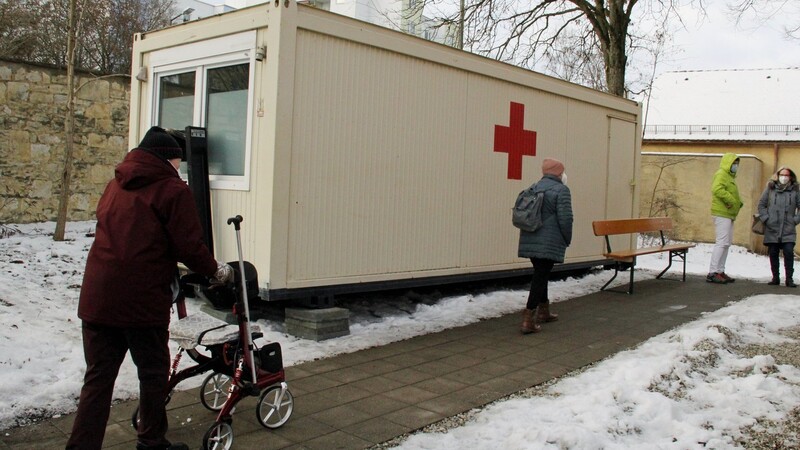 Der extra aufgestellte Container dient als zusätzlicher Warteraum vor dem Impfzentrum.