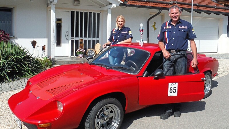 Peter Neumann und seine Beifahrerin Claudia Saller haben mit dem roten Fiberfab FT Bonito, Baujahr 1974, bei Oldtimer-Rallyes schon zahlreiche Preise abgeräumt. Sie hoffen sehr, dass heuer wieder mehr Rallyes stattfinden können.