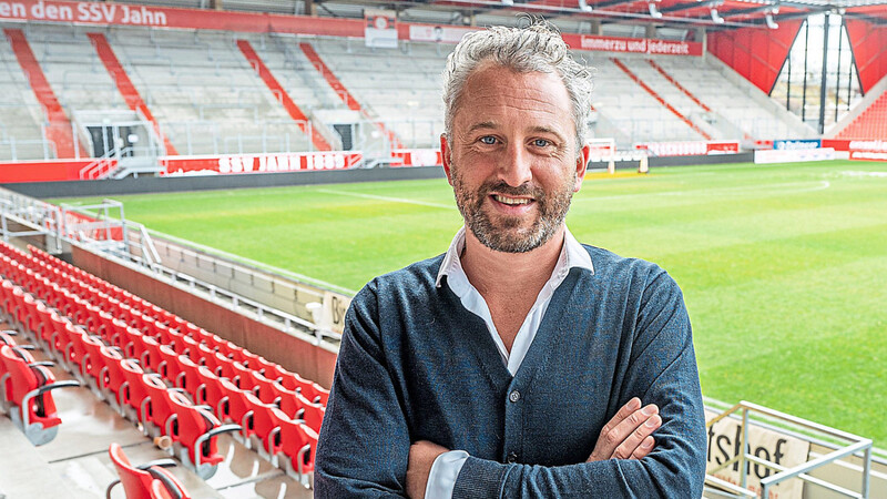 Im Jahnstadion zu Hause ist seit Dezember 2021 Roger Stilz, der nun in seine erste volle Saison als Sport-Geschäftsführer des SSV Jahn Regensburg geht.