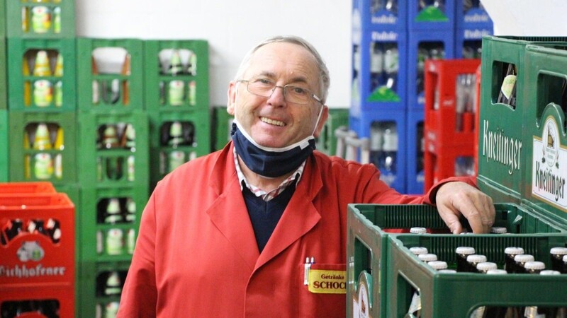 Adalbert Schock führt seit 50 Jahren auf 150 Quadratmetern einen Getränkemarkt in Regensburg.