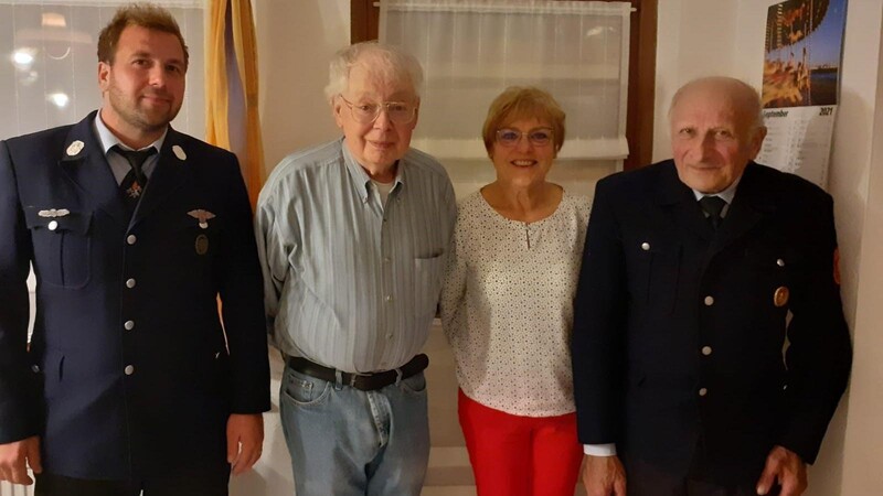 Vorsitzender Markus Kolmer (links) und sein Vater Alois gratulieren im Namen der Feuerwehr Schafberg Richard Dishman zum 75. Geburtstag. Mit seiner Frau Hannelore wohnt er am Dieberg.