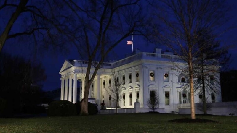 Das Weiße Haus in der Abenddämmerung.