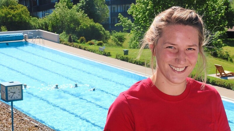 Bademeisterin Anna Schräml, im Hintergrund die ersten Frühschwimmer.