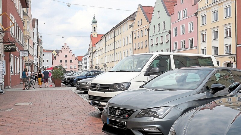 Unantastbar ? Die Parkplätze auf den sogenannten Mulitfunktionsflächen in der Neustadt stehen am Montag jedenfalls zum Teil zur Debatte.