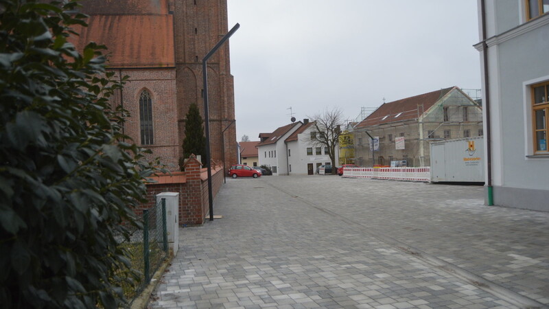 Mit den Pflasterarbeiten auf dem Kirchplatz sind die Baufirmen bis Weihnachten weiter gekommen, als der Bürgermeister gerechnet hatte.