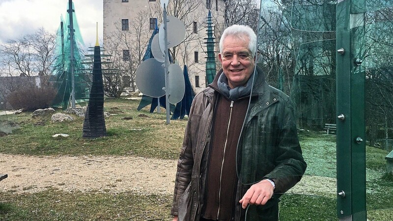 Bernhard Setzwein, hier vor dem "Fressenden Haus" des Dichters Siegfried von Vegesack in Weißenstein bei Regen inmitten der Kunstinstallation "Gläserner Wald", wird heute 60 Jahre alt.