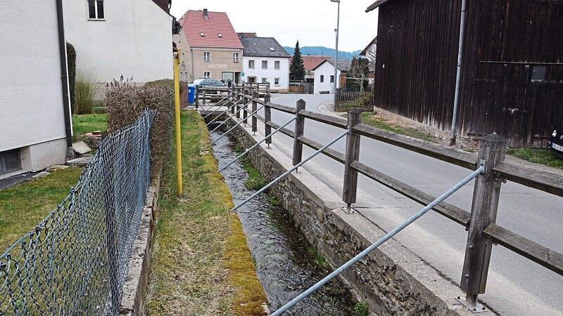 Friedhofstraße: Der überdeckelte Stadtbach kann nur eine begrenzte Wassermenge abführen, der Rest muss bei Hochwasser oberirdisch auf der Straße fließen. Eine der kritischen Stellen in der Stadt.