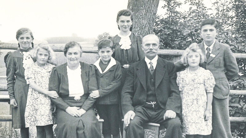 Dieses Foto, entstanden um 1940, zeigt die Familie Brückl (v. l.): die Töchter Katharina und Rosa, die Mutter Therese (geborene Maier von Steinbach), die Kinder Andreas und Theresia, den Vater Andreas sowie die Tochter Walburga und den Hoferben Michael.