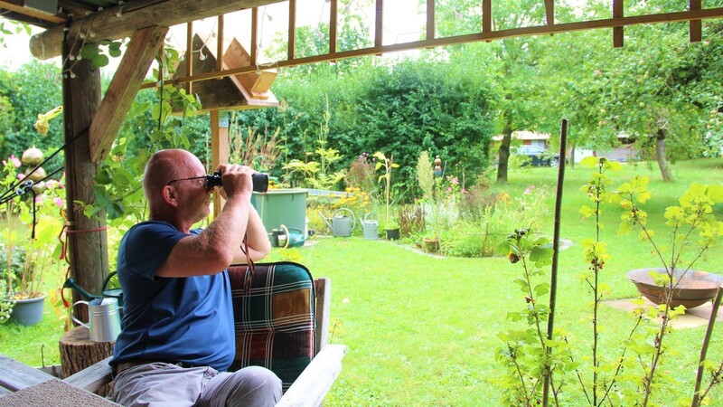 Am liebsten sitzt Peter Friedlmaier mit dem Fernglas im Garten und beobachtet Insekten. Auch die Makro-Fotografie hat er für sich entdeckt.