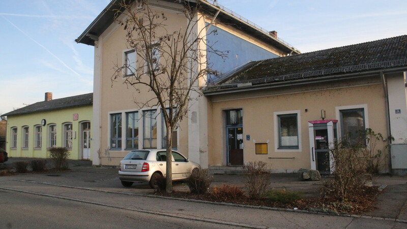Das Bahnhofsgebäude in Geiselhöring im Kreis Straubing-Bogen ist eines von 15 in Ostbayern, die auf einen neuen Eigentümer warten. (Foto: eam)