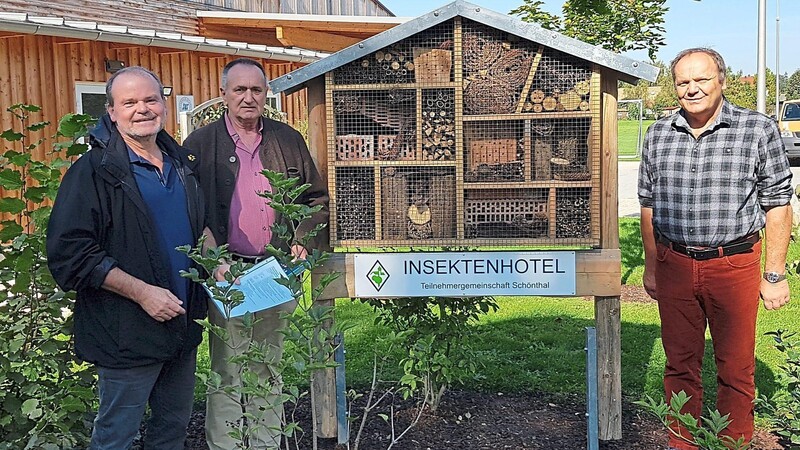 Von der Flurbereinigung wurden Insektenhotels in Auftrag gegeben und vom Gemeindebauhof aufgestellt. Kurt Erhardt, Bürgermeister Ludwig Wallinger und Georg Schamberger (von links) freuen sich, dass noch heuer vier davon realisiert werden konnten.