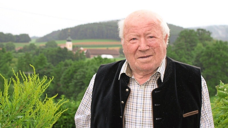 Am liebsten hat Hubert Kerscher den Blick von Eidengrub auf die Ägidiuskirche in Dörfling. Neben der Jagd und der Kommunalpolitik bildet sie einen wichtigen Lebensinhalt des Michelsneukirchener Altbürgermeisters, der heute seinen 90. Geburtstag feiert.