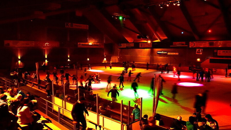 Jeden Samstag ist Disco-Lauf in der Eishalle Regen: Dieser sei nach wie vor sehr beliebt bei Jugendlichen und Erwachsenen.