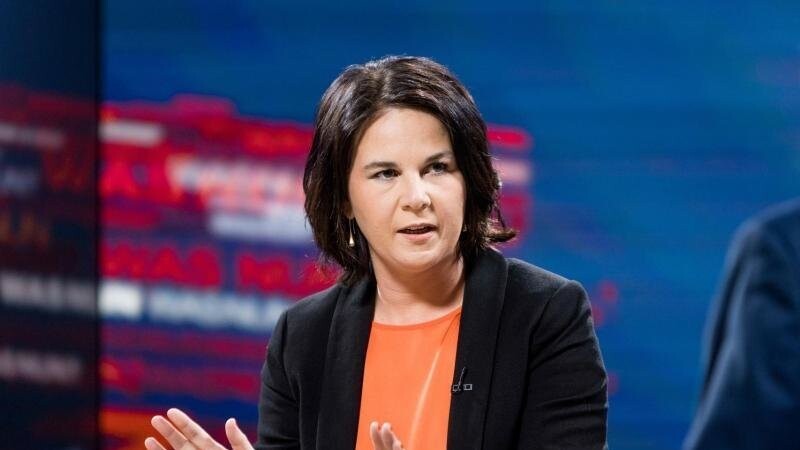Annalena Baerbock, Kanzlerkandidatin von Bündnis 90/Die Grünen, spricht in der ZDF-Sendung "Was nun,...?" mit Peter Frey. (Archivbild).