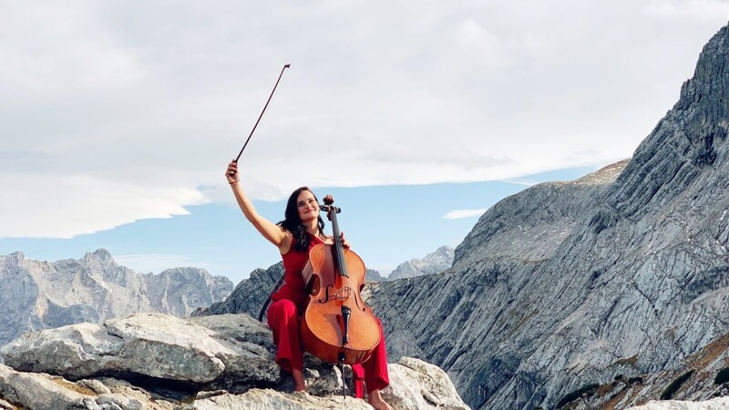 Raphela Gromes mit ihrem Cello im Wetterstein - genauer gesagt am Osterfelderkopf am Fuß der Alpspitze.