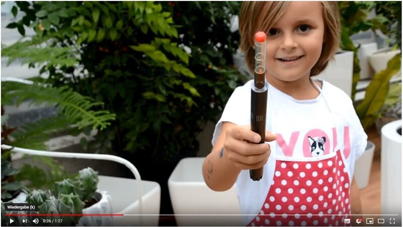 Sophie Lampert zeigt in einem Video ihres Papas, auf was man beim Gießen achten muss.