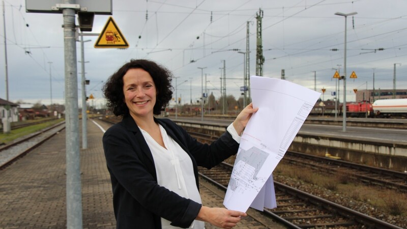 DB-Projektleiterin Janett Fack stellte die Maßnahmen in Plattling vor. Die Vorplanungen sollen Anfang 2024 abgeschlossen sein.