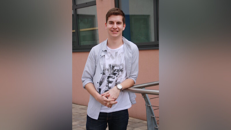 Der 18-jährige Gymnasiast Martin Speckner aus Runding im Landkreis Cham ist Bayerns jüngster Landesliga-Schiedsrichter. (Foto: Weinzierl)
