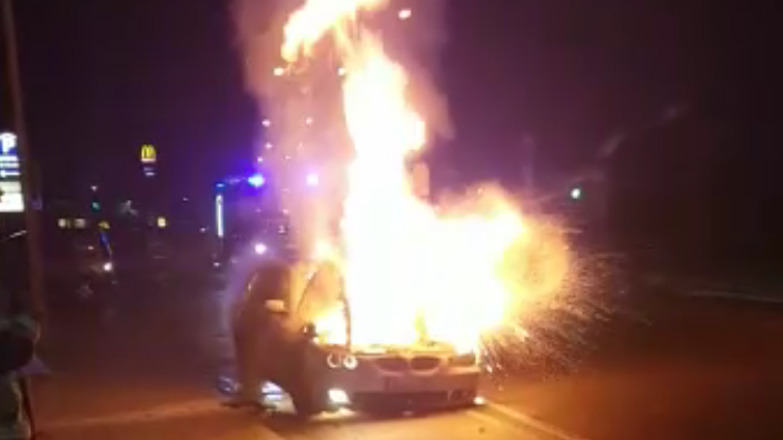 Völlig ausgebrannt ist am Freitagabend ein BMW direkt vor dem Köwe Einkaufszentrum in Regensburg.