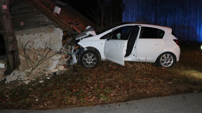 Ein 22-Jähriger aus Furth im Wald krachte mit seinem Auto gegen eine Hausmauer.