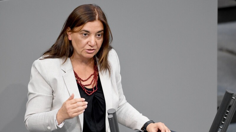 Drei Grünen-Abgeordnete, darunter auch Ekin Deligöz, äußern massive Kritik am Gesundheitssystem.