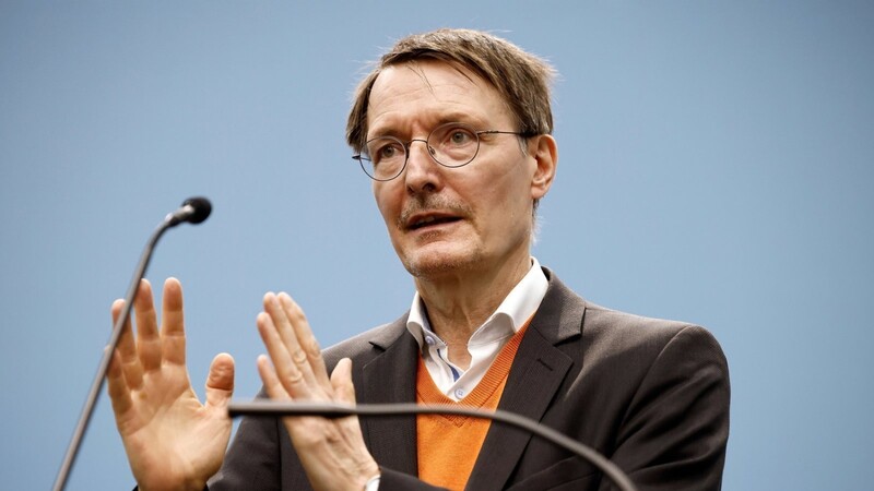 "Es ist jetzt die Zeit, mehr auf Eigenverantwortung zu setzen", sagt Bundesgesundheitsminister Karl Lauterbach (SPD).