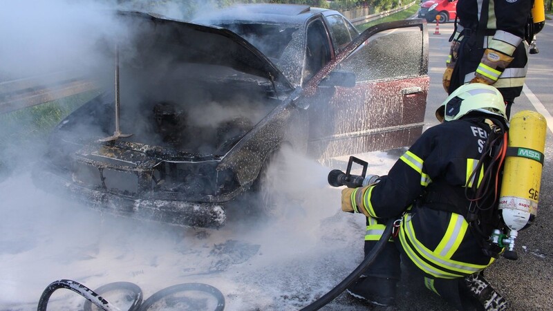 Warum der BMW in Flammen aufging, war zunächst unklar.