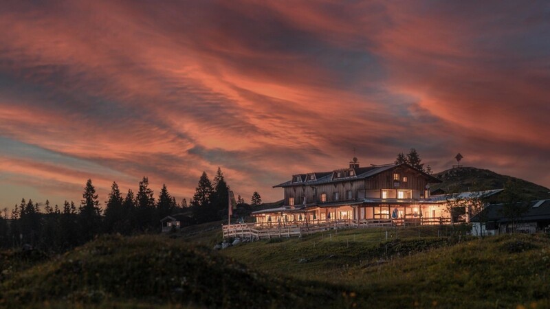 Das Straubinger Haus nach Sonnenuntergang. Es liegt auf 1558 Metern in den Chiemgauer Alpen.