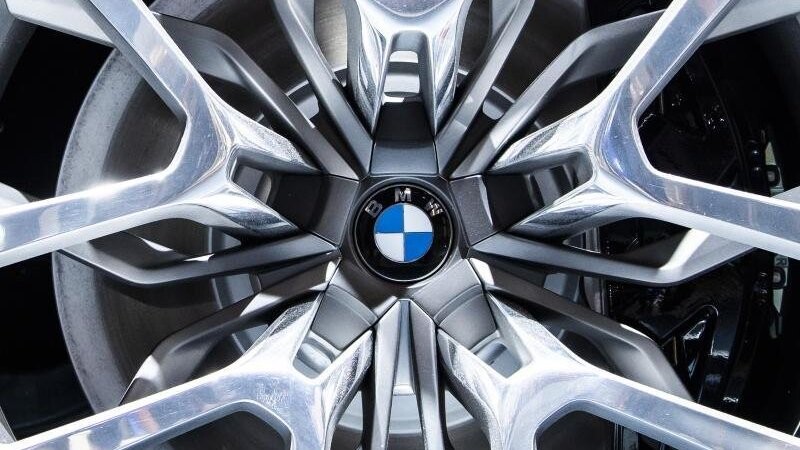 Das BMW-Logo ist in einer Felge zu sehen. Foto: Silas Stein/dpa/Archivbild