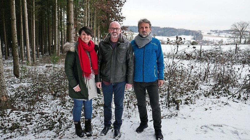 Claudia Kumpfmüller, Leiterin des Waldkindergartens, Bürgermeister Andreas Strauß und Georg Reitmaier von der Kulturabteilung besichtigten das Grundstück.