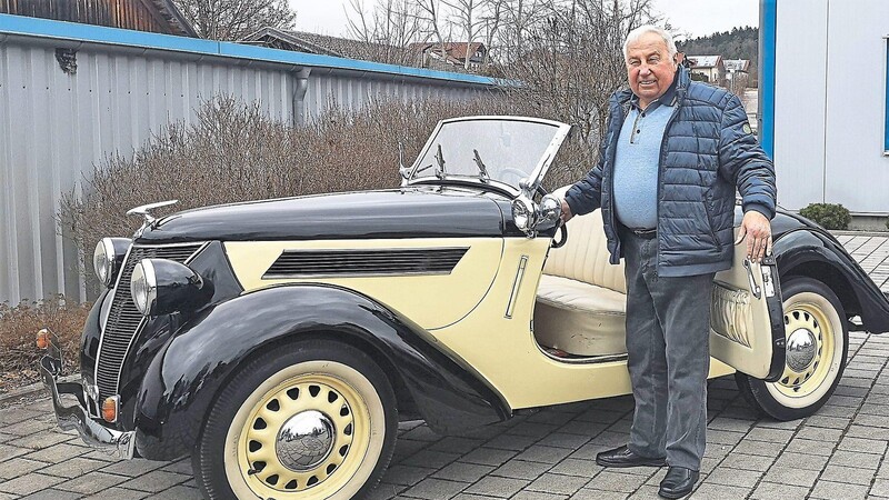 Josef Späth vor seinem Oldtimer Ford Eifel, Baujahr 1937, beide sind nun 85 Jahre alt.