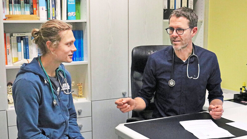 Ignatius Fickert mit Wolfgang Blank (r.) bei einem Patientengespräch. Der Student macht ein freiwilliges Praktikum.