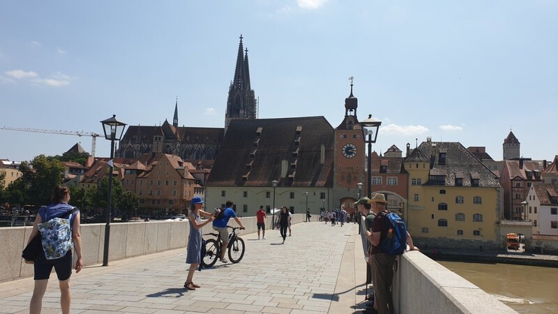 Ein Foto auf der Steinernen Brücke mit Blick auf die Altstadt: Für viele Welterbe-Besucher ein Muss.