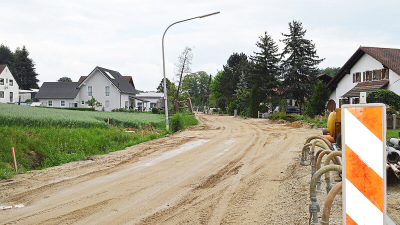 Die Spitzauer Straße in Walkertshofen wird aktuell erneuert. Mit 600.000 Euro Kosten ist sie der größte Investitionsposten im Vermögenshaushalt.