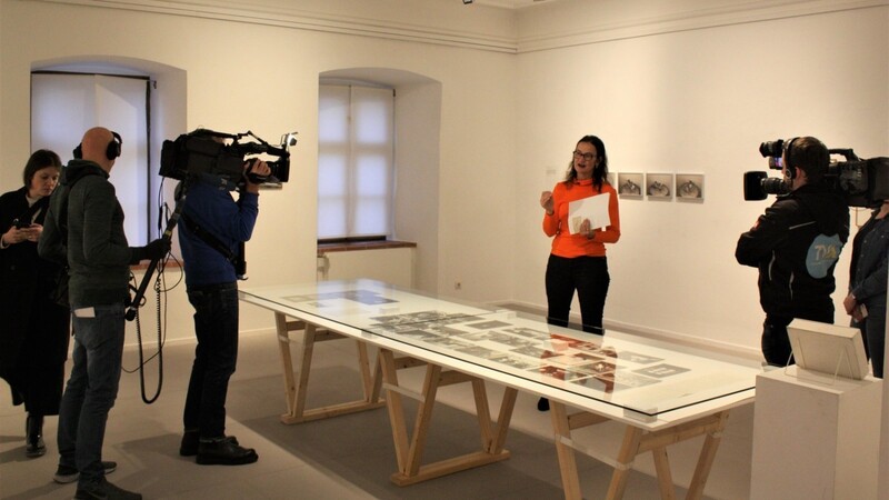 Großes Medieninteresse beim Presserundgang: Galerieleiterin Anjalie Chaubal erklärt, was die neue Ausstellung ausmacht.