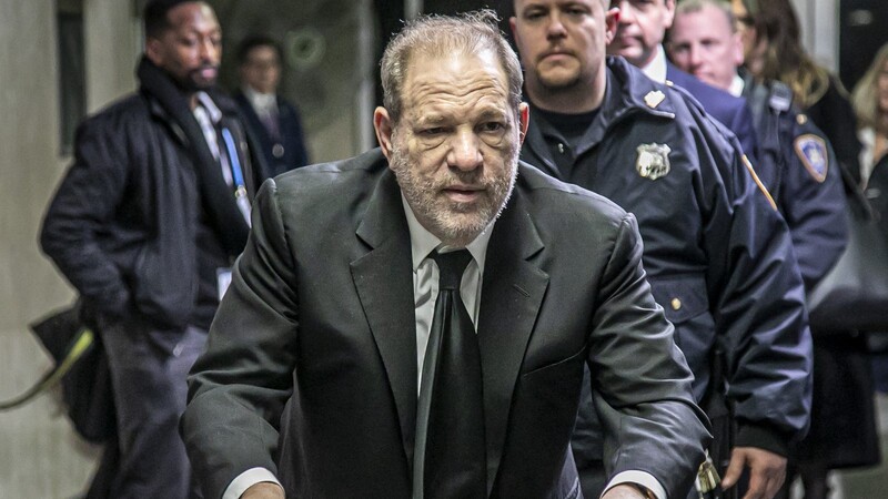 Den ehemalige US-Filmmogul Harvey Weinstein steht wegen mutmaßlicher Sexualverbrechen vor Gericht.