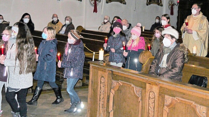 Die Erstkommunionkinder zogen mit brennenden Kerzen durch die Stadtpfarrkirche.