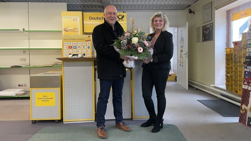 Bürgermeister Stefan Scheibenzuber (CSU/Freie Wählerschaft) überreichte Elisabeth Petermeier zum Dank für die langjährige Arbeit einen Blumenstrauß und wünschte für den Ruhestand alles Gute.