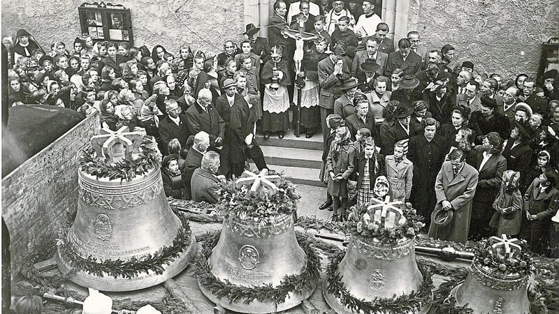 Unter großer Anteilnahme der Bevölkerung wurden die vier Glocken für St. Stephan am Christkönigsfest am 30. Oktober 1949 geweiht.