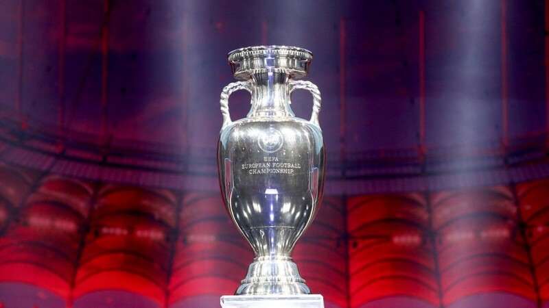 Die Fußball-Europameisterschaft findet vom 11. Juni bis 11. Juli 2021 in zehn europäischen Städten und einer asiatischen Stadt statt. 24 Nationen kämpfen um den begehrten Pokal.