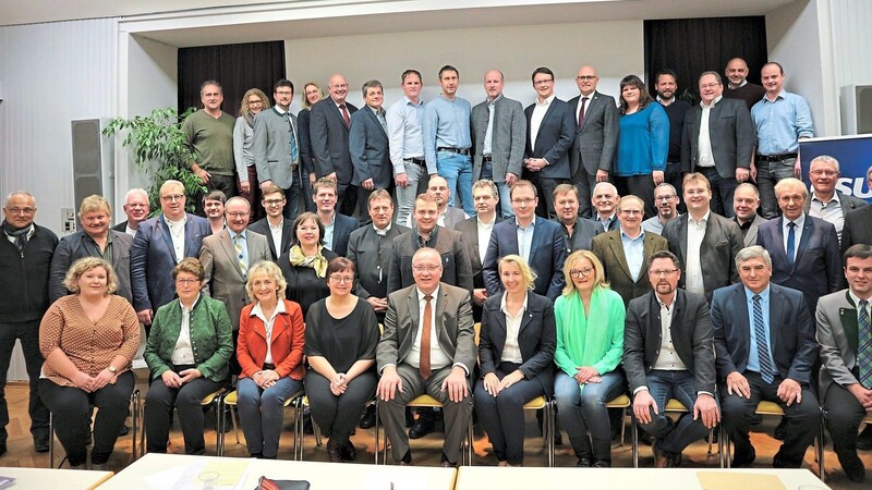 Alle 60 Kandidaten für die Kreistagsliste der CSU im Landkreis Cham.