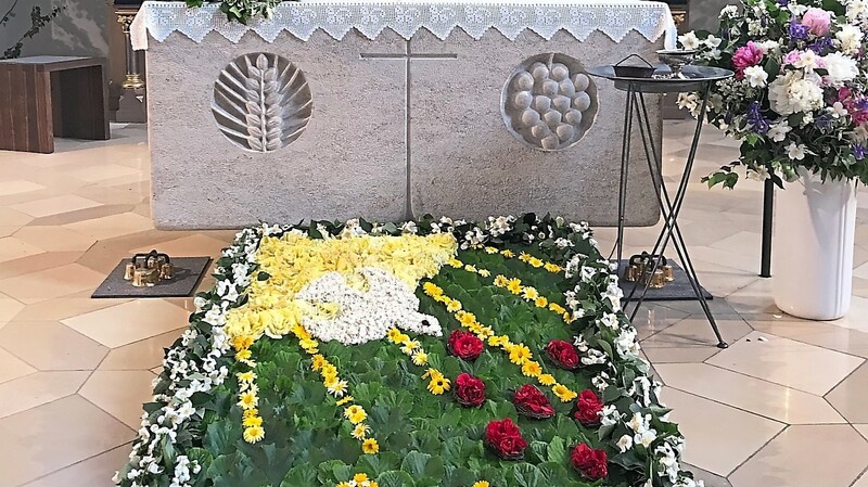 Ein Blumenteppich schmückte zu Fronleichnahm die Peterskirche.