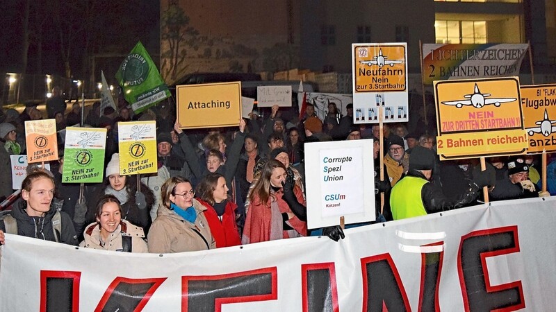 Rund 150 Teilnehmer demonstrierten vor dem Diözesanmuseum gegen die dritte Startbahn.