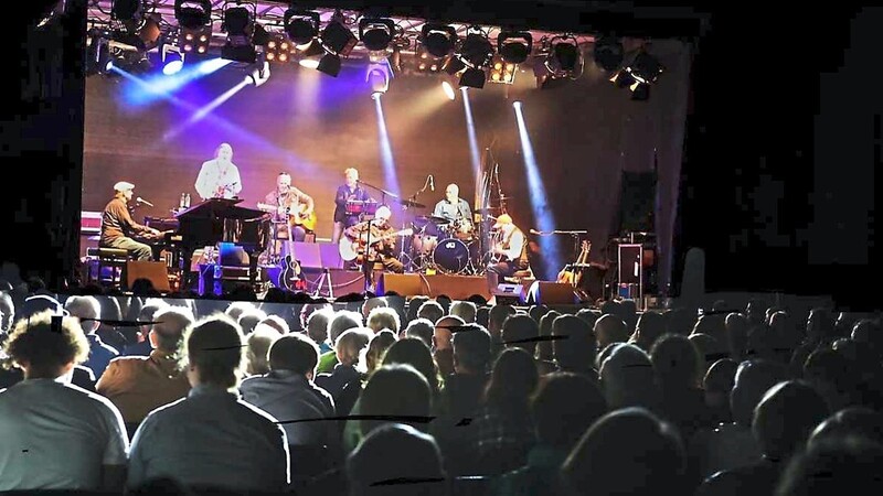Krönender Abschluss des "Landshuter Kulturfestivals 2021" war das Konzert der Kultband "Spider Murphy Gang" im Prantlgarten.  Foto: Christine Vinçon