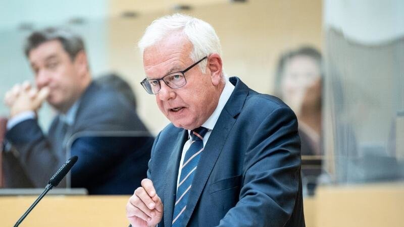 Auch Thomas Kreuzer, Fraktionschef der CSU im bayerischen Landtag, übt nun Kritik an Hubert Aiwanger (Freie Wähler) nach dessen Aussagen zur Corona-Impfung.