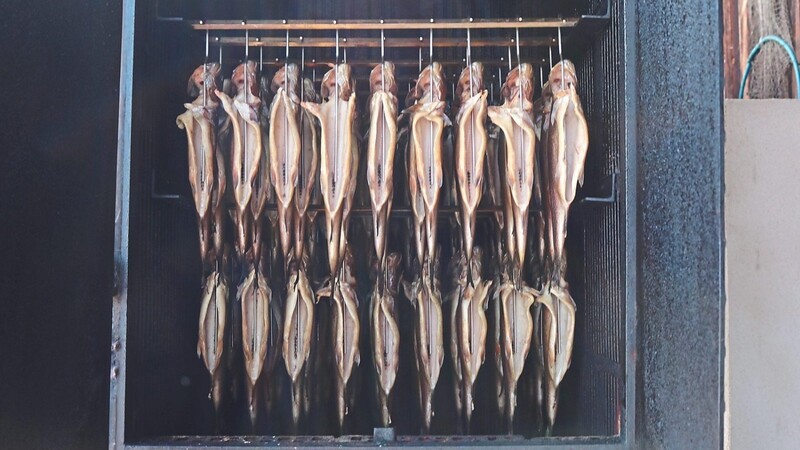 Bis zu 80 Forellen werden zirka 3,5 Stunden bei 80 bis 90 Grad Celsius im Ofen geräuchert.
