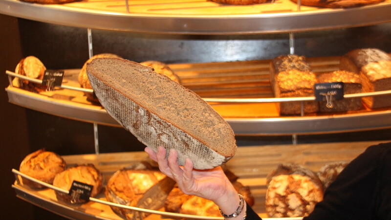 Da gehören Insekten definitiv nicht rein. Wer sichergehen will, backt entweder selber oder kauft Brot beim Bäcker seines Vertrauens.