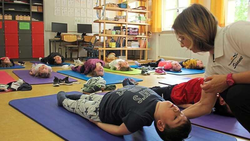 Entspannung durch Yoga: Susanne Willenbrink gab Hilfestellung bei Asanas wie Fisch, Baum oder Adler.