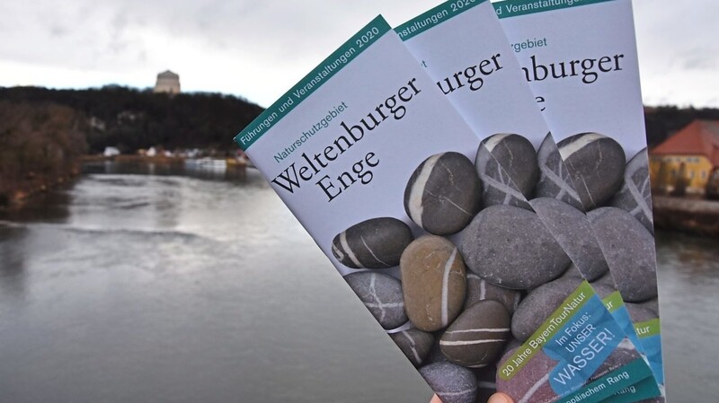 Die Donaukiesel sind Erkennungszeichen des Jahresprogramms zum Naturschutzgebiet Weltenburger Enge. Sie symbolisieren den Dreiklang Wasser, Wald, Felsen.