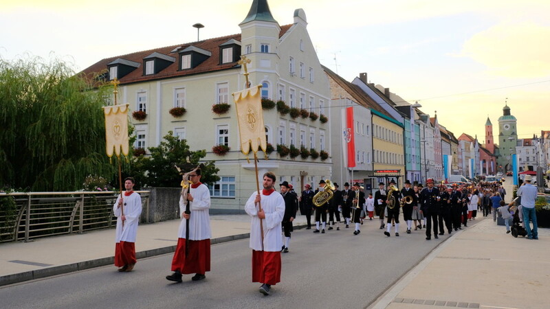 Gemeisam zogen die Bürger zusammen mit der Geistlichkeit sowie den Vertretern der Stadtpolitik am Samstag durch die Stadt zur Bergkirche.